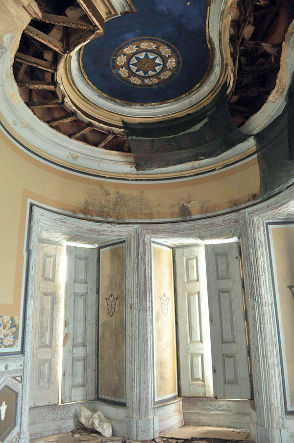 pièce intérieure du palais Fonte da Pipa à Loulé en Algavre au Portugal, lieu abandonné, plafond peint, tourelle