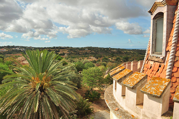 vue sur la campagne portugaise depuis l'intérieur du palais Fonte da Pipa à Loulé en Algavre au Portugal