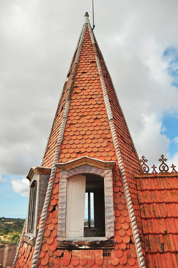 détail du toit du palais Fonte da Pipa à Loulé en Algavre au Portugal, lieu abandonné, toit abimé