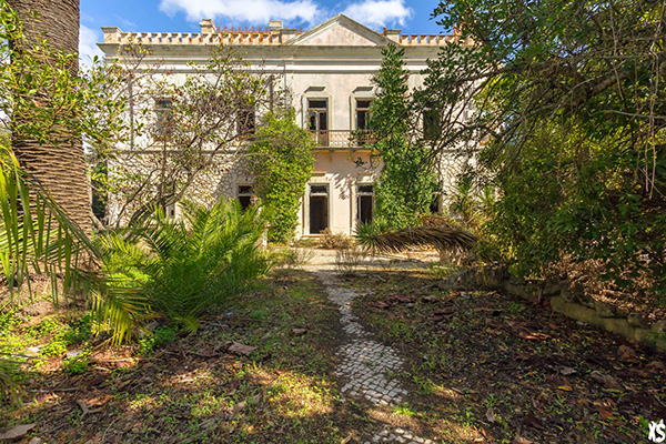 vue de la façade avant du palais Fonte da Pipa à Loulé en Algavre au Portugal depuis le jardin