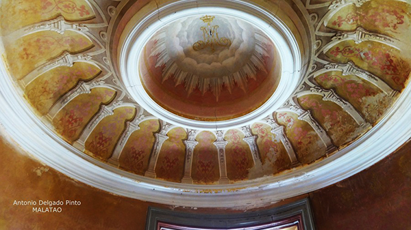 pièce intérieure du palais Fonte da Pipa à Loulé en Algavre au Portugal, lieu abandonné, plafond peint