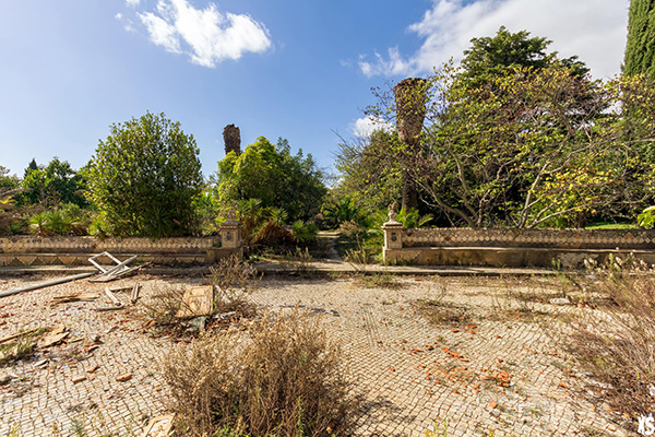 terrasse du palais Fonte da Pipa à Loulé en Algavre au Portugal, lieu abandonné, jardin abandonné