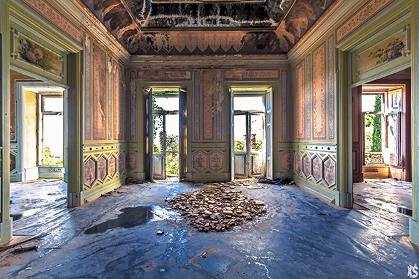 pièce intérieure du palais Fonte da Pipa à Loulé en Algavre au Portugal, murs peints, lieu abandonné, fenêtre cassées, débris au sol