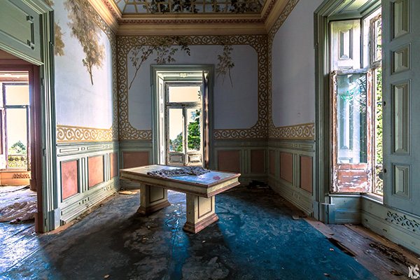 pièce intérieure du palais Fonte da Pipa à Loulé en Algavre au Portugal, murs peints, lieu abandonné, fenêtre cassées, parquet abimé