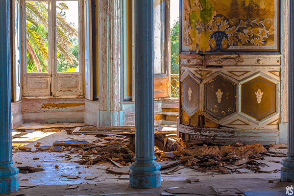 pièce intérieure du palais Fonte da Pipa à Loulé en Algavre au Portugal, murs peints, lieu abandonné, fenêtre cassées, débris au sol