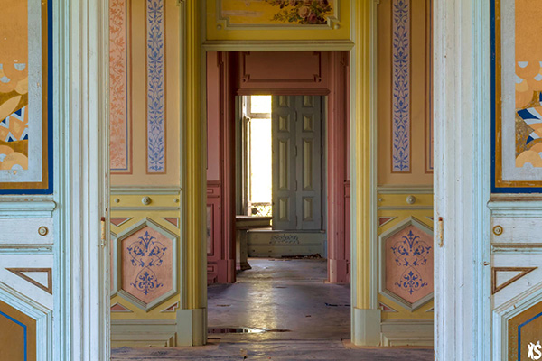 pièce intérieure du palais Fonte da Pipa à Loulé en Algavre au Portugal, lieu abandonné, murs peints, succession de pièces