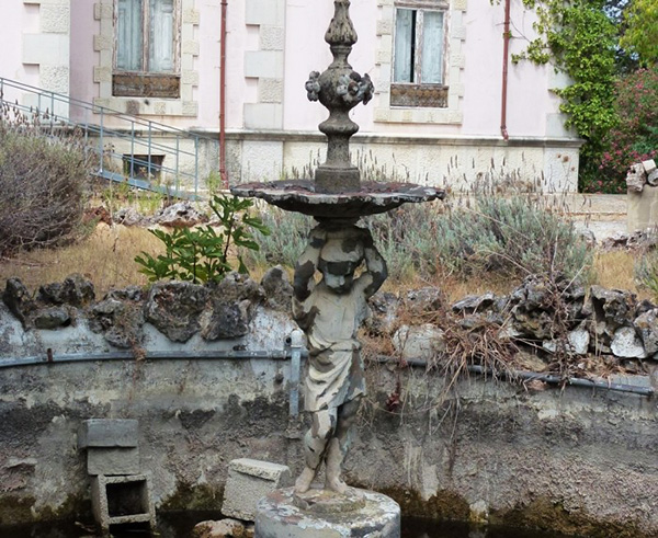 petit bassin dans le jardin du palais Fonte da Pipa à Loulé en Algavre au Portugal, bassin abandonné, lieu abandonné