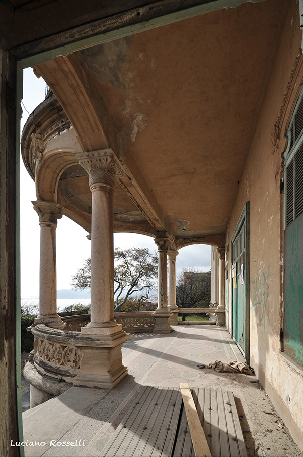 perron et colonnes de la façade arrière de la villa Zanetti à Savone en Italie