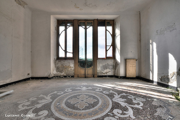 pièce intérieure de la villa Zanetti à Savone en Italie, sol en mosaïque et porte fenêtre art nouveau