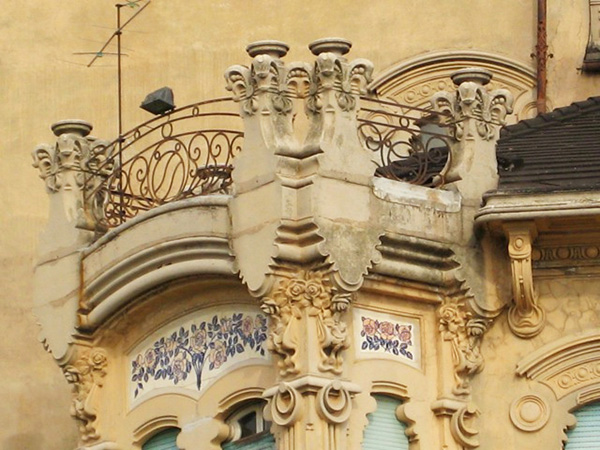 détail de fenêtre art nouveau sur la façade de la villa Zanetti à Savone en Italie