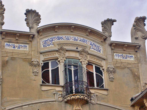 détail de fenêtre art nouveau sur la façade de la villa Zanetti à Savone en Italie