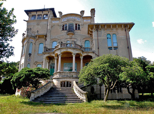 façade de la villa Zanetti à Savone en Italie depuis le jardin