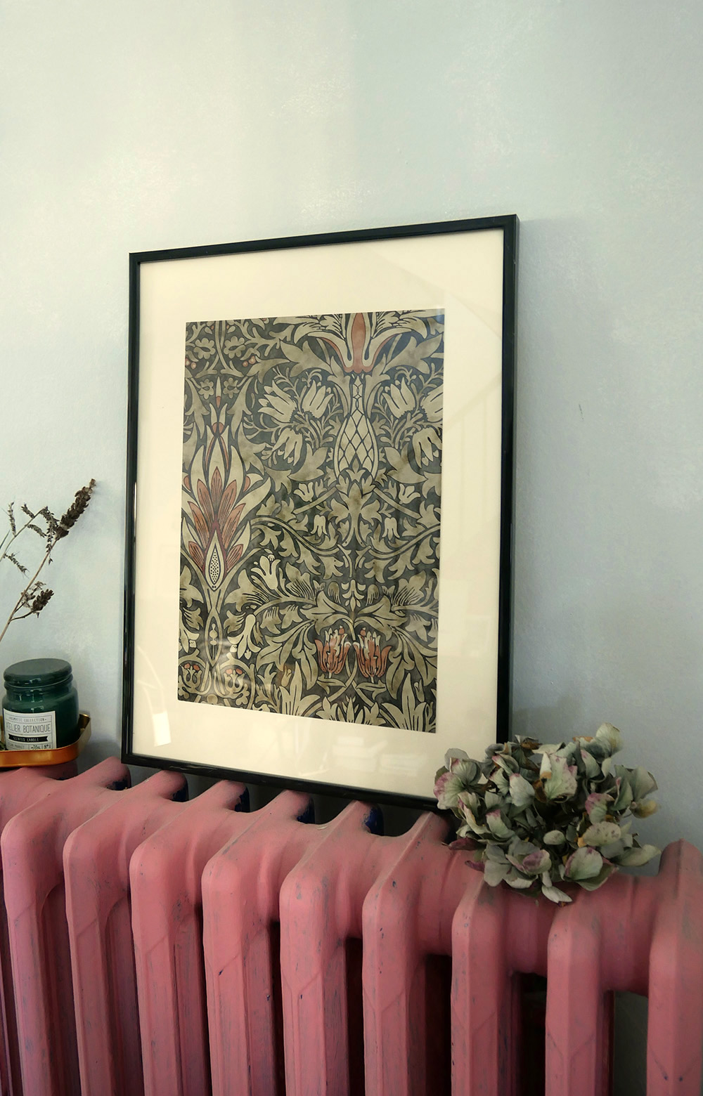 cadre déco réalisé avec l'échantillon de papier peint Snakeshead de William Morris