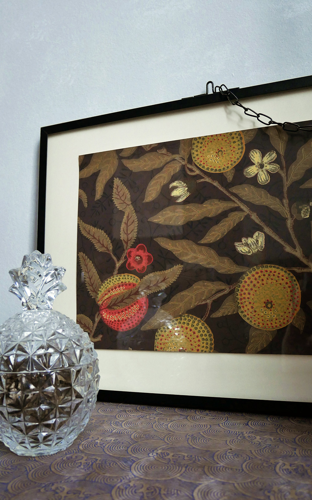 cadre déco réalisé avec l'échantillon de papier peint Fruit de William Morris