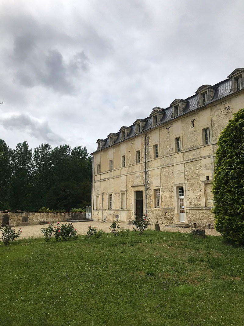 façade de l'abbaye de Bassac en Charente