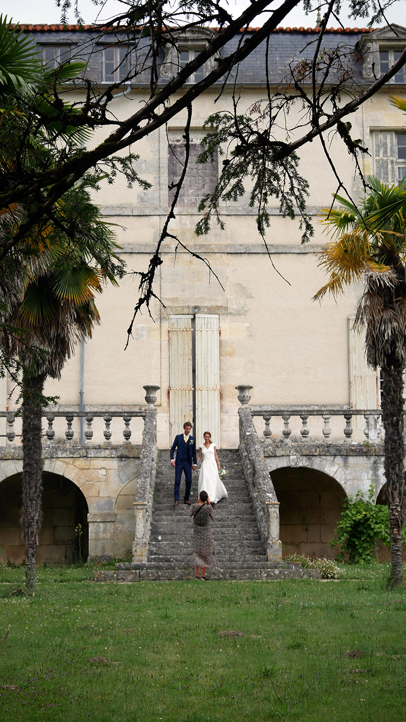 façade de l'abbaye de Bassac en Charente depuis les jardins