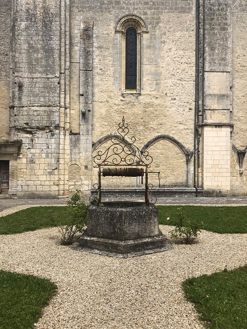 vue du puit dans la cour de l'abbaye de bassac