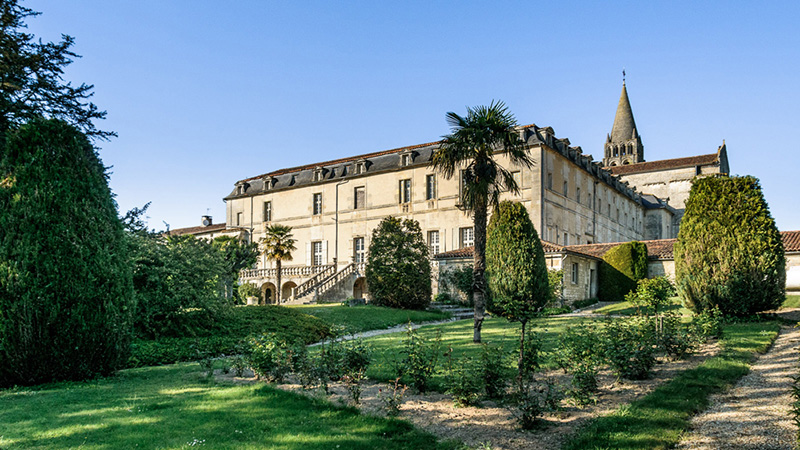 vue de l'abbaye de Bassac depuis les jardins