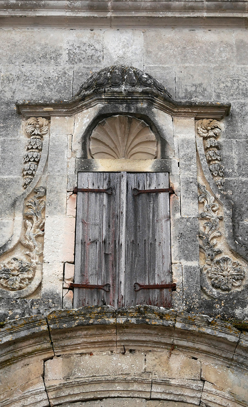 coquillage de saint jacques de Compostelle sculpté dans la façade de l'abbaye de Bassac