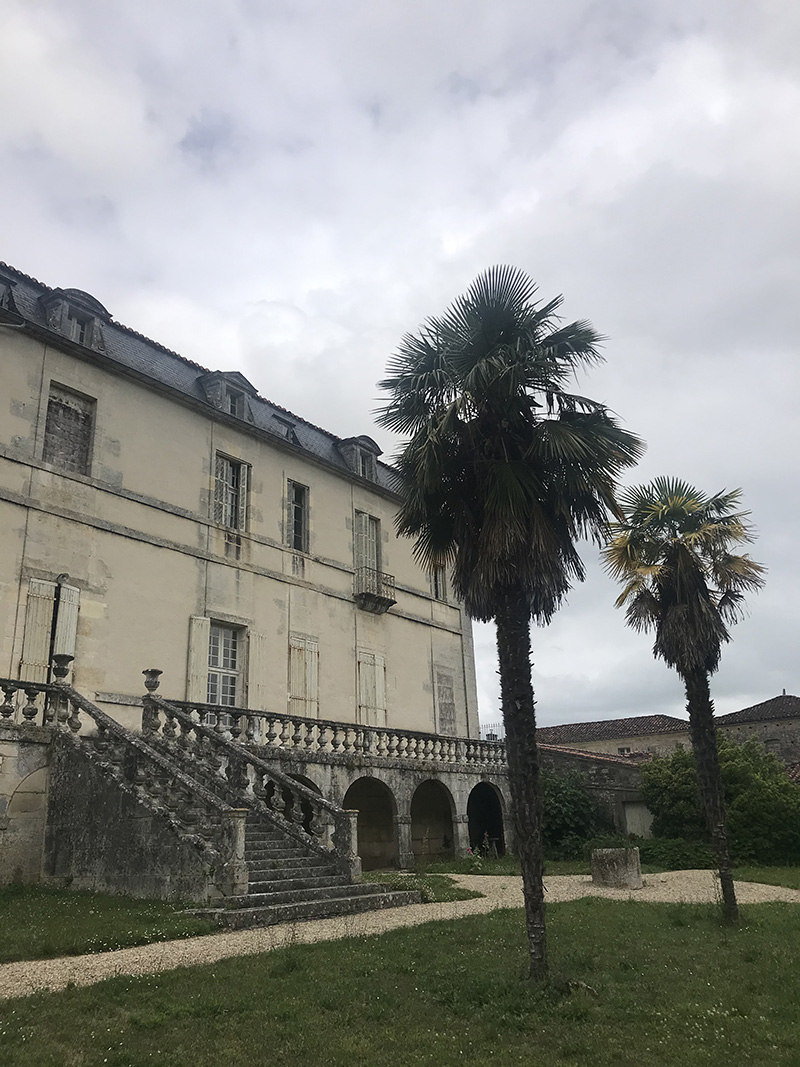 façade de l'abbaye de Bassac en Charente depuis les jardins