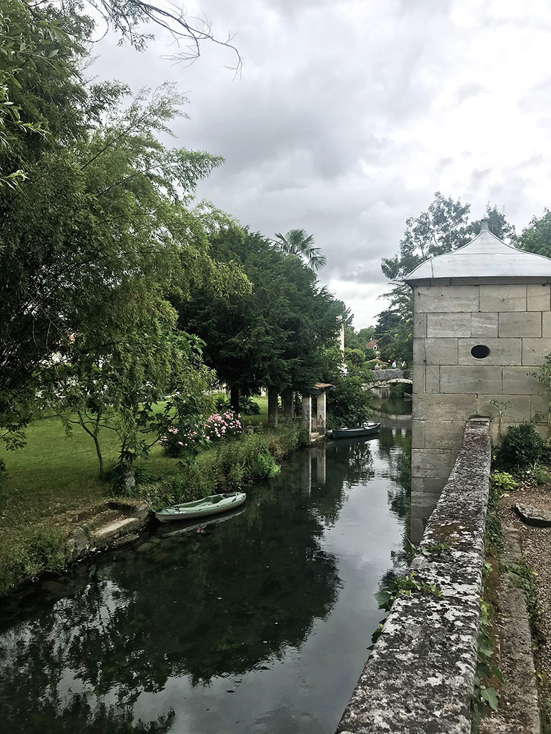 vue du cours d'eau depuis les jardins