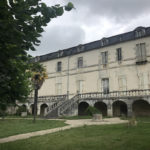 vue de la façade de l'abbaye de Bassac depuis les jardins