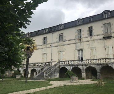 vue de la façade de l'abbaye de Bassac depuis les jardins