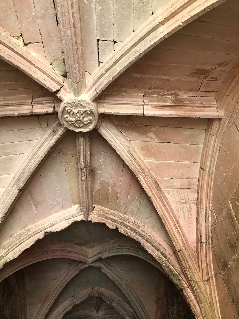 passage voûté de l'abbaye de Bassac