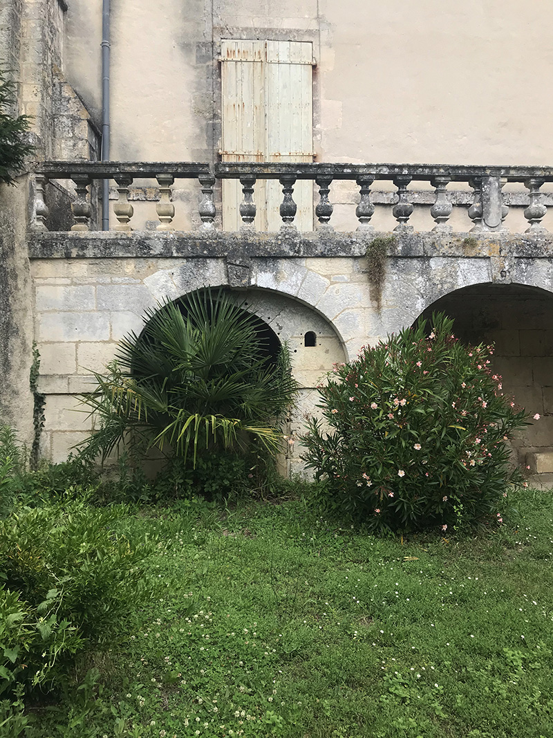 façade de l'abbaye de Bassac en Charente depuis les jardins