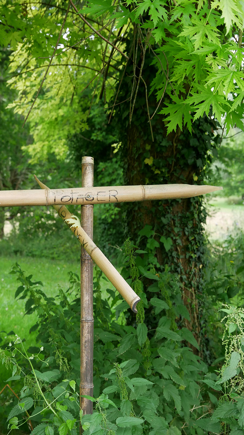 panneau de direction vers le potager de l'abbaye de Bassac en Charente