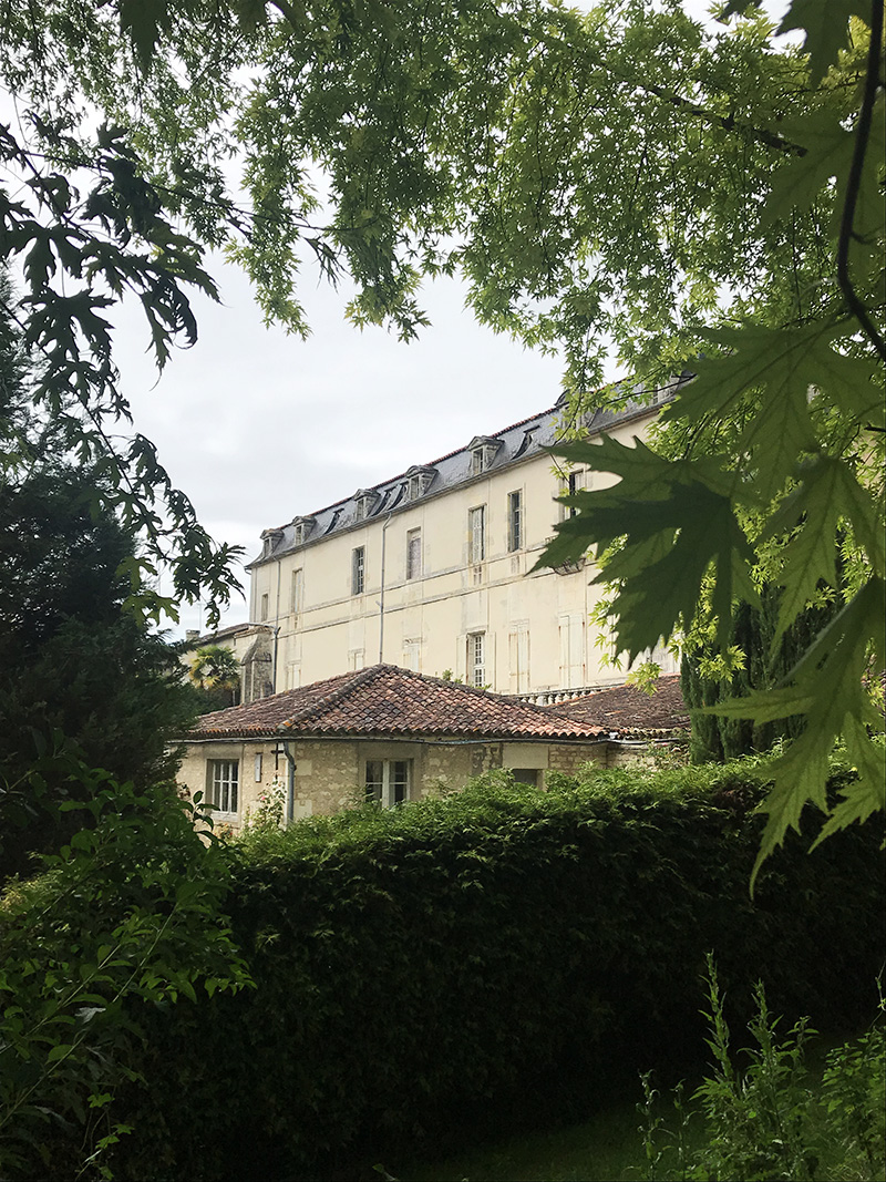 vue de l'abbaye de Bassac en Charente depuis les jardins