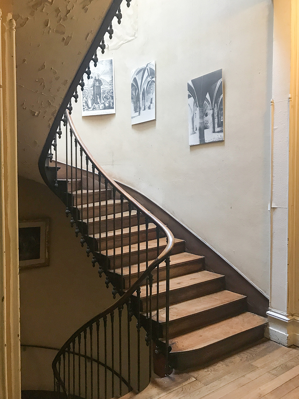 détail d'escalier allant vers le deuxième étage, où sont installés les bureaux de la SAHC