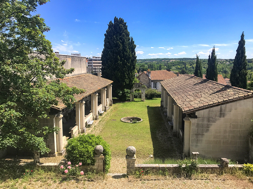 vue sur le jardin et les galeries lapidaires de la SAHC