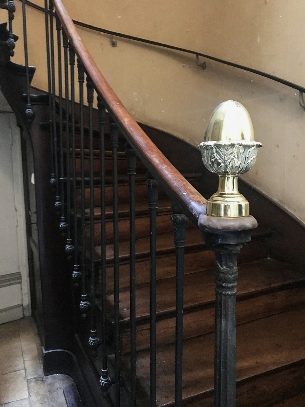 détail d'escalier et sa boule d'ornement