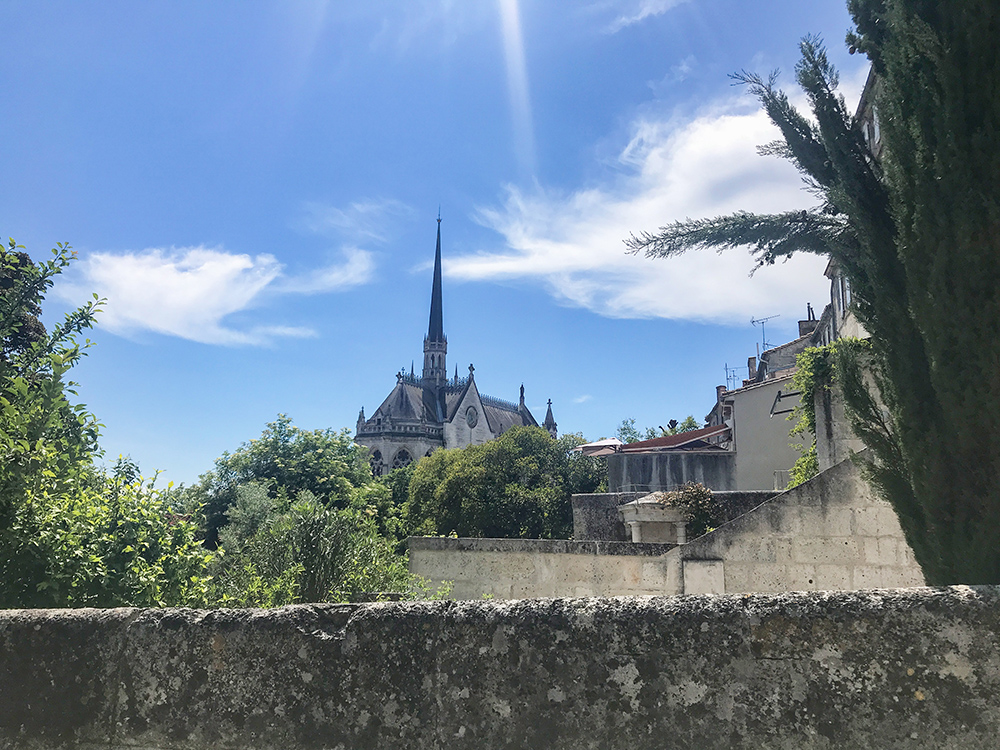 vue sur l'église Notre-Dame d'Obézine à Angoulême depuis le jardin