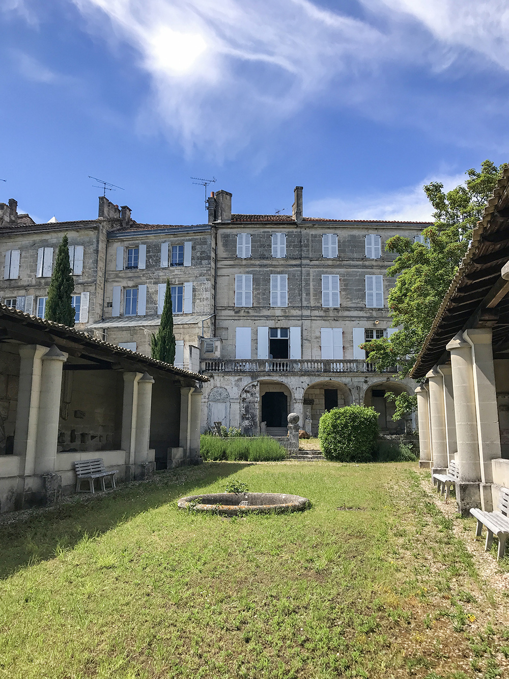 vue sur l'arrière de la maison et les galeries lapidaires de la SAHC